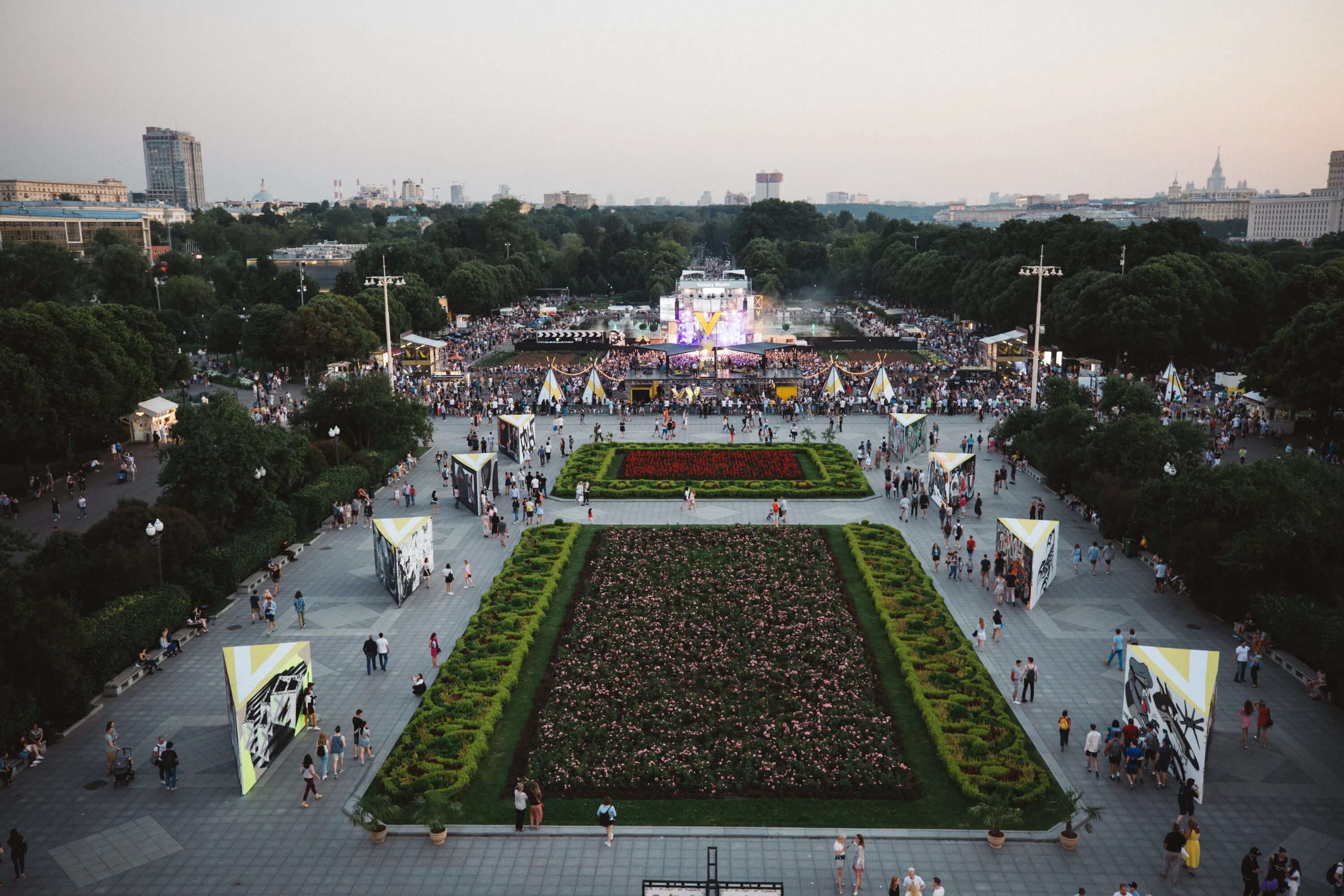 Парк горького китайский. Рестораны парка горького воккер. Китайский сад парк горького. Девушка на буме в парке горького. Москва парк культуры имени горького.