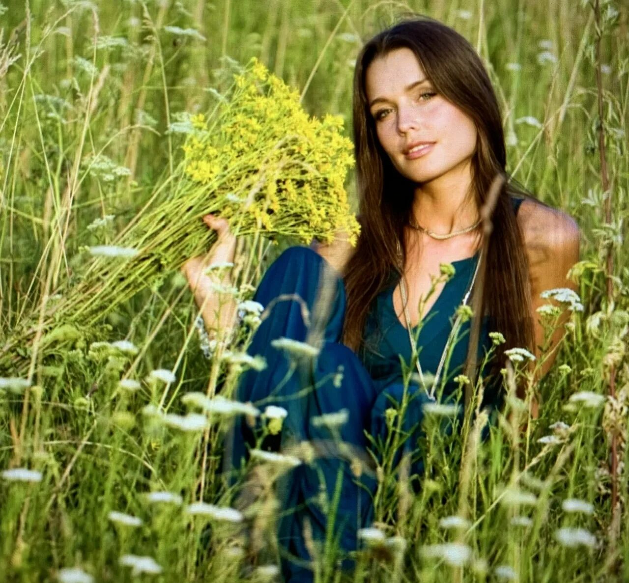 Луговая женщина. Весенние фотосессии на природе. Луговая женщина. Брюнетка в желтом платье. Девушка с букетом полевых цветов.