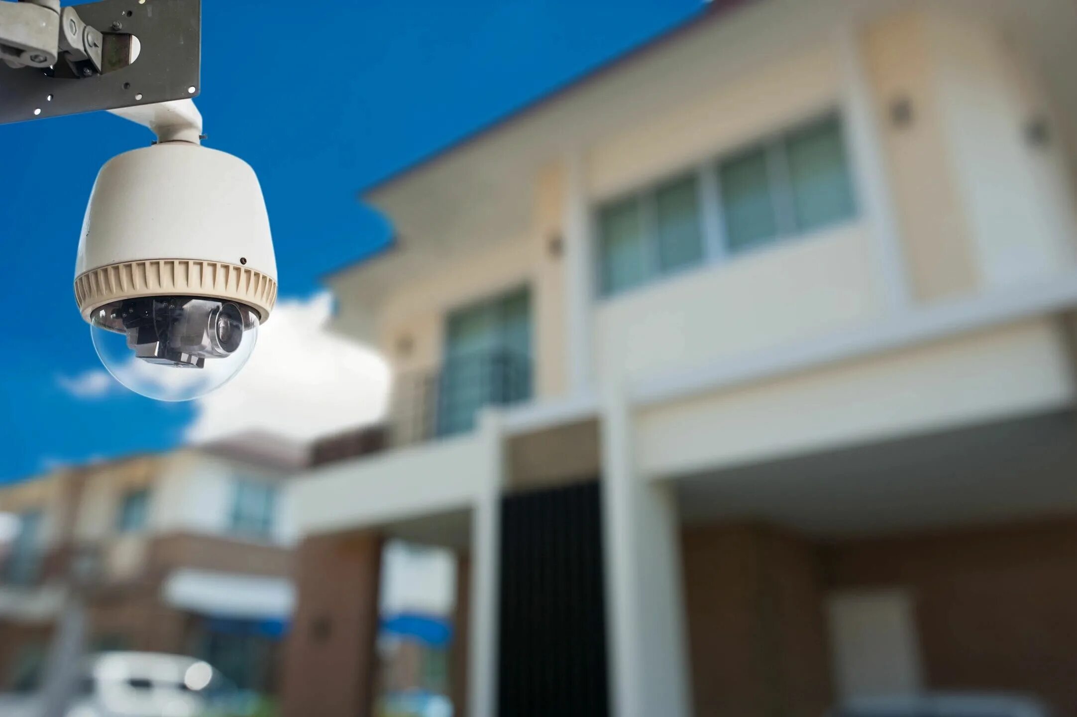 Keep the latest on home security systems. Камера видеонаблюдения. Система наружного видеонаблюдения. Монтаж камер видеонаблюдения. Видеонаблюдение в доме.