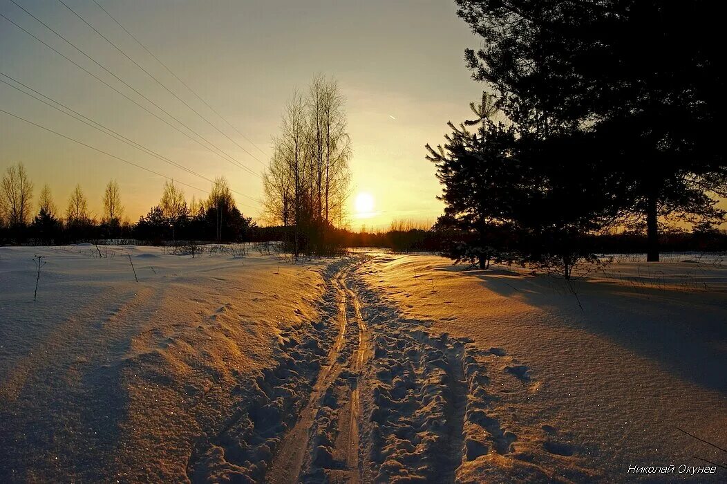 Закат в деревне зимой. Зимний пейзаж Лыжня. Лыжня природа. Лыжня в лесу. 1 небо на востоке начало темнеть