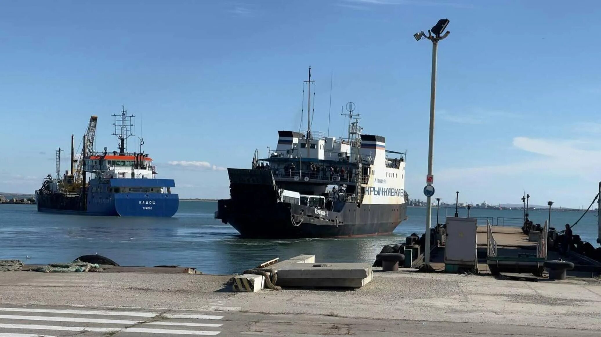 Паромная переправа сегодня. Керчь море паромная переправа. Паром Керчь Росморречфлота. Паром Керчь. Переправа Керчь.