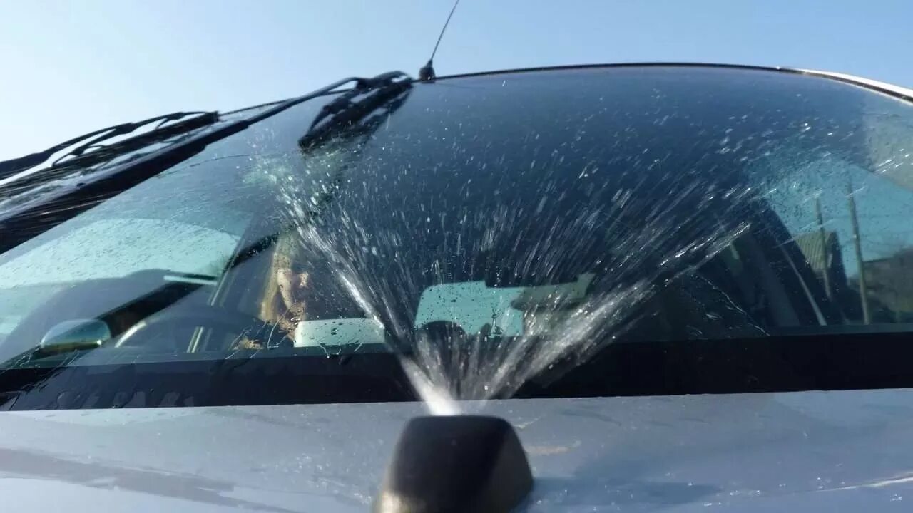 Как отогреть форсунки омывателя лобового стекла зимой. Стеклоочиститель winter windshield washer -20. лобовое стекло автомобиля. омывайка для лобового стекла. стеклоомыватель для автомобиля.