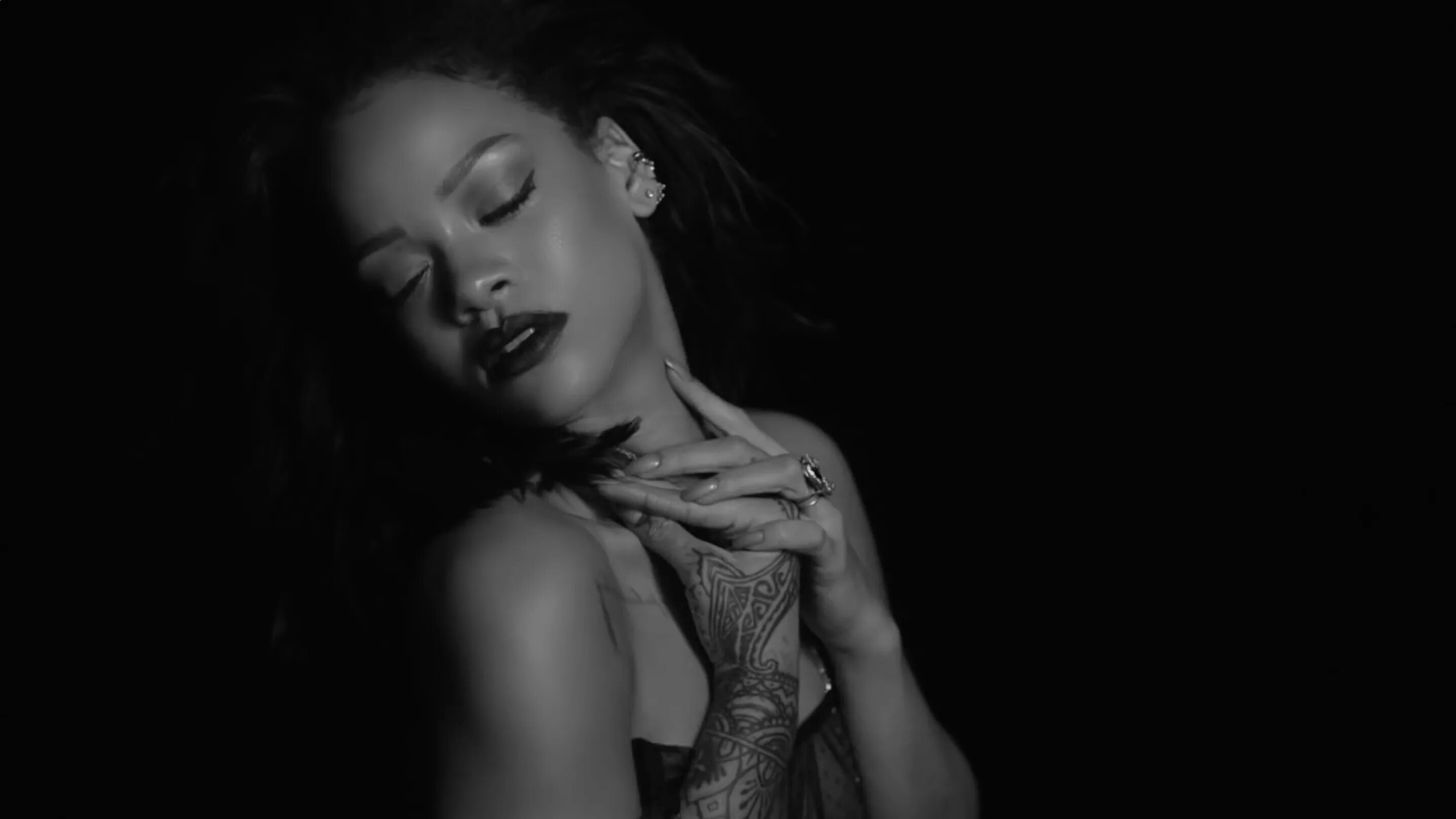 Рианна лицо на красивом фоне. Rihanna Kiss it better обложка. Yasmin - Kiss it better. Черно белые картинки Рианны и Кэти Перри. Rihanna kissed