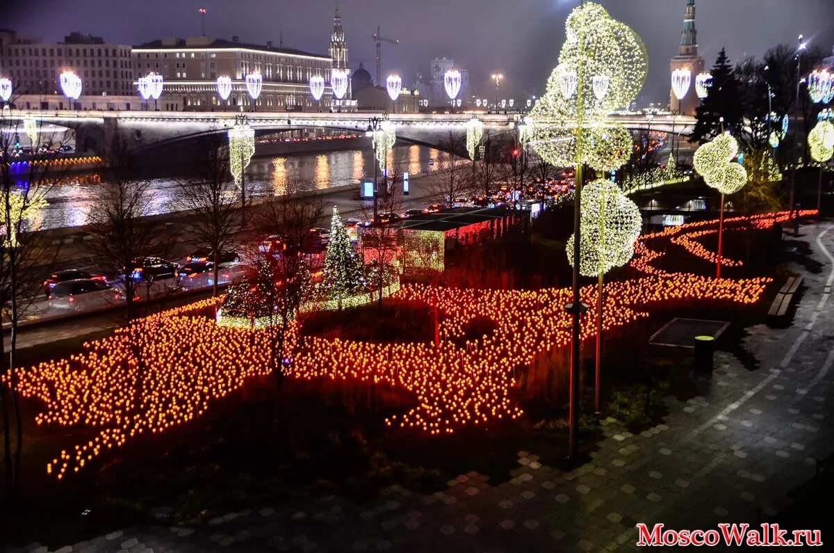 Москва сейчас деревья. Парк Зарядье 2022. Красная площадь парк Зарядье. Парк Зарядье новогодний. Парк Зарядье в Москве 2023.