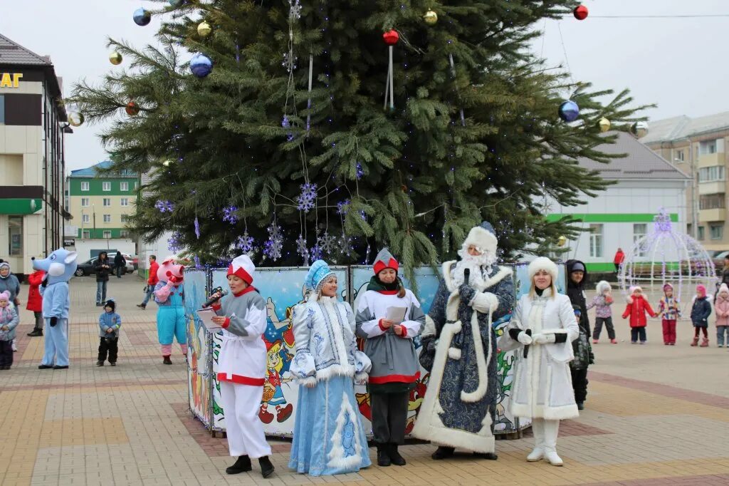 Погода на неделю в новом осколе белгородской. Новый Оскол площадь. Новый Оскол Белгородская область елка. Новый Оскол Центральная площадь. ЦКР новый Оскол.