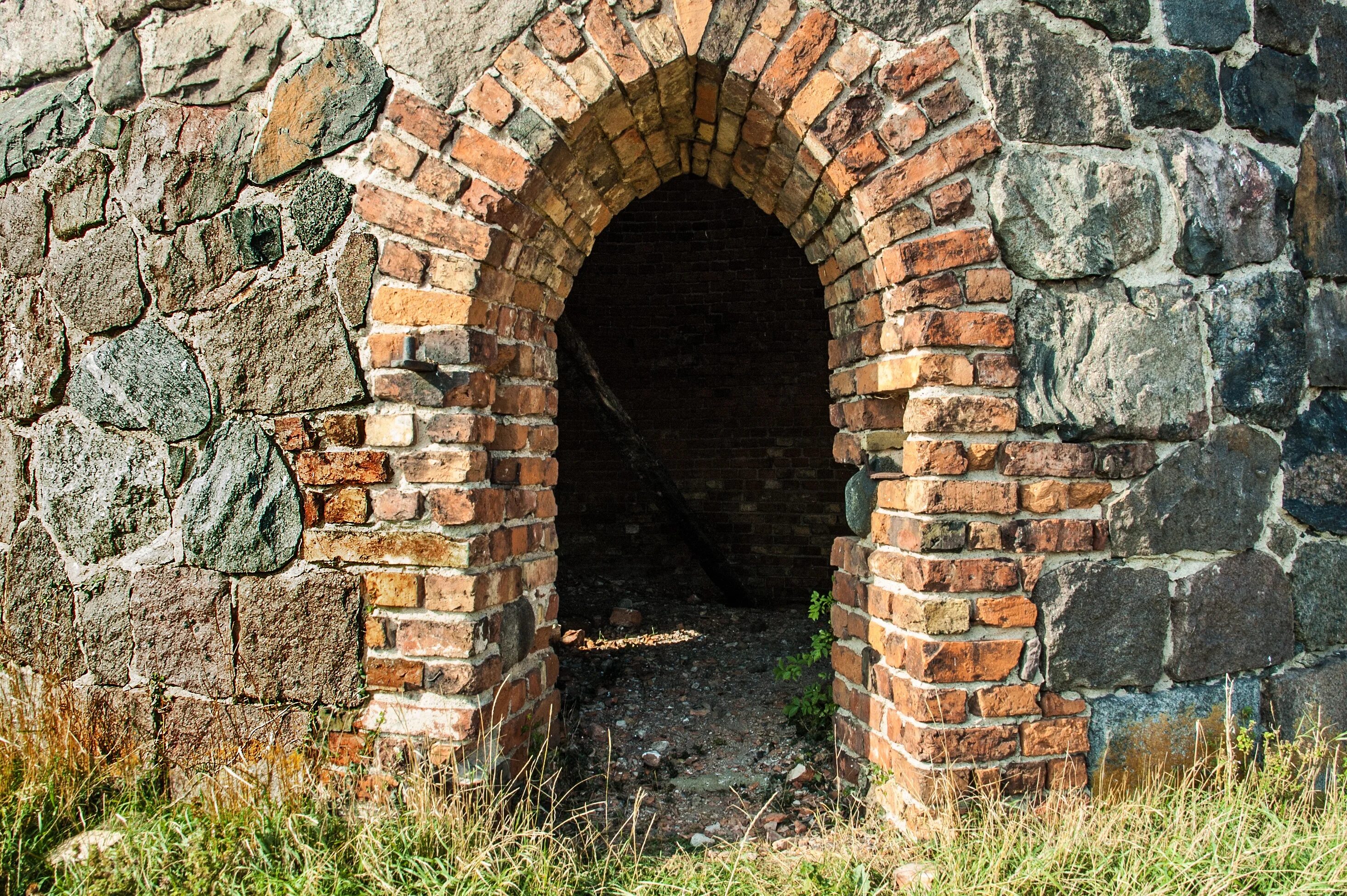 Крепость Меот. Фокшанские ворота. Древнеримская кирпичная арка. Stone Castle (каменный замок). Ключ разрушенных