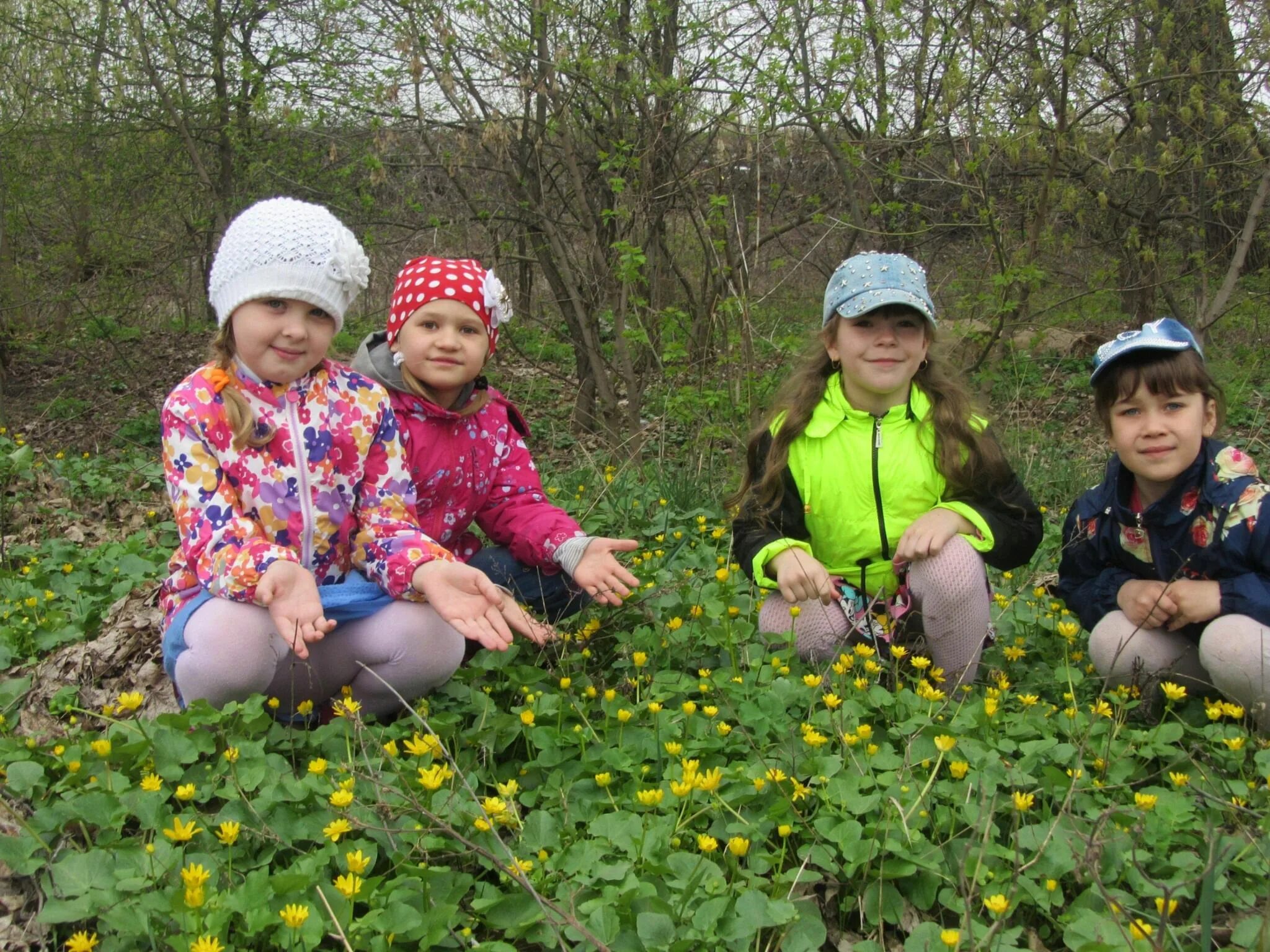 Дети на прогулке весной. Экскурсии в природу в детском саду. Дети на экскурсии на природе. Экскурсия с дошкольниками в парк.