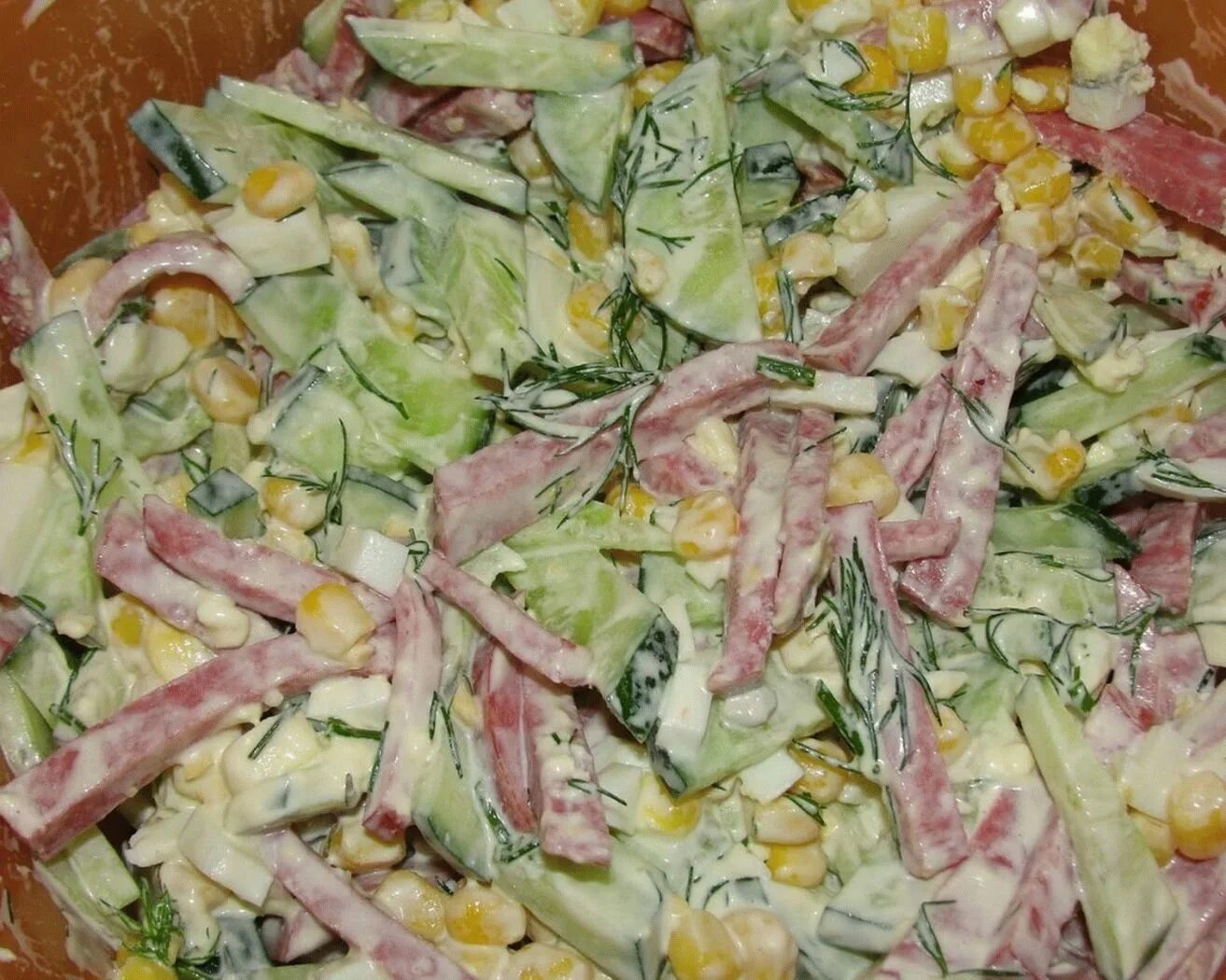 Рецепт вкусных салатов с колбасой. Салат соломка с кукурузой и колбасой и огурцом. салат с колбасой и огурцами. салат огурец колбаса сыр. салат с копченой колбасой.