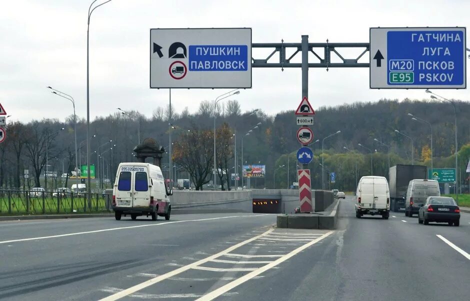 Знак на дорогах москве. Киевское шоссе Санкт-Петербург. Дорожный указатель. Указатель на трассе. Дорожные знаки на дороге.