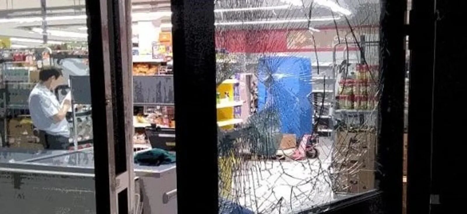 Разбил стекло в магазине. Разбил стекло в магазине. Вандализм в магазине. Разбитое стекло. Разбитая витрина стеклянная.