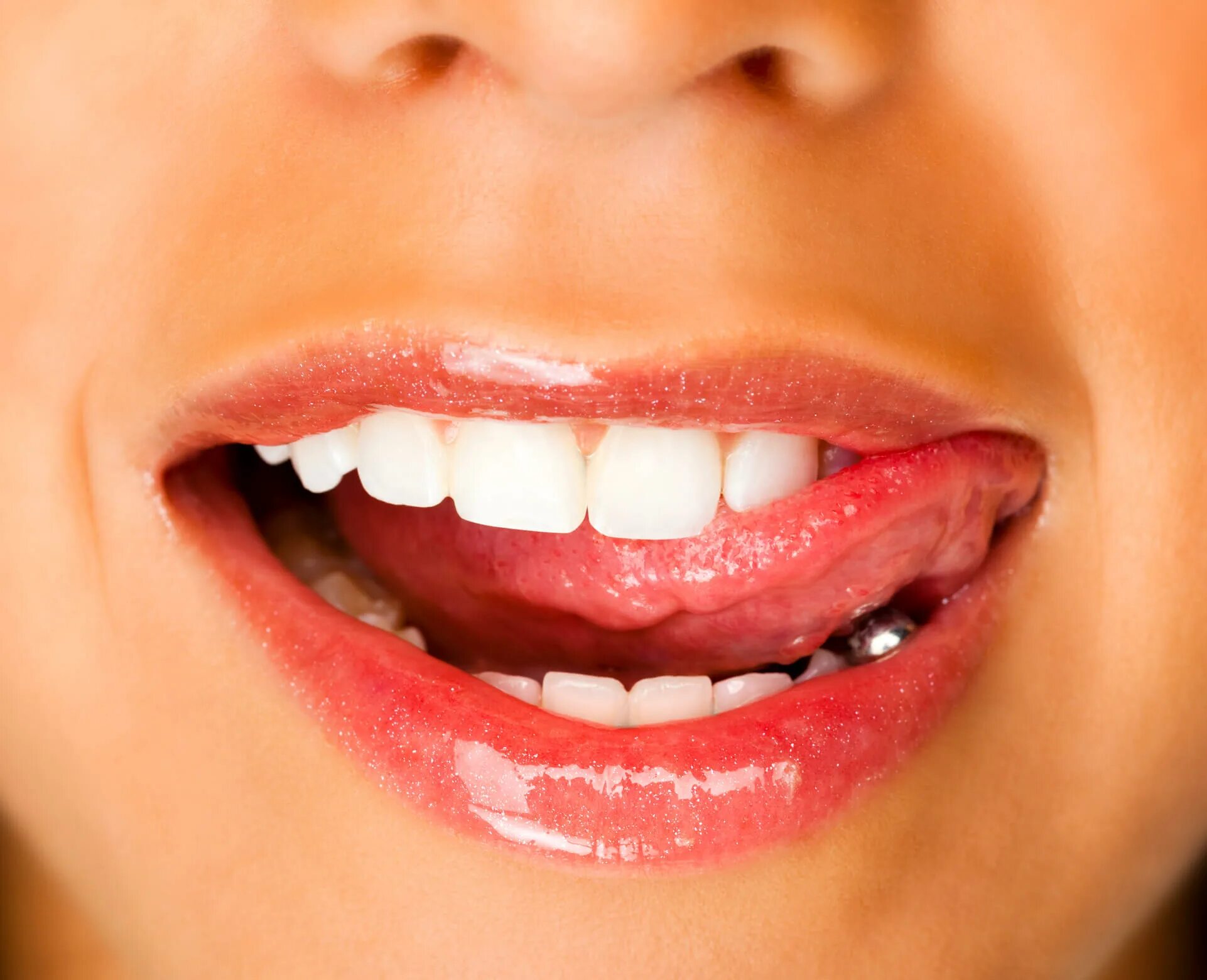 Почему человек облизывает губы. Женские губы с языком. Почему человек облизывает губы. Почему человек облизывает губы. Сахарные губы фото.