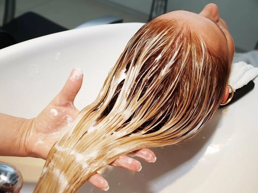 Мытье головы бальзамом. Мытье волос. Окрашивание волос процесс. Нанесение маски на волосы. Краска для волос.