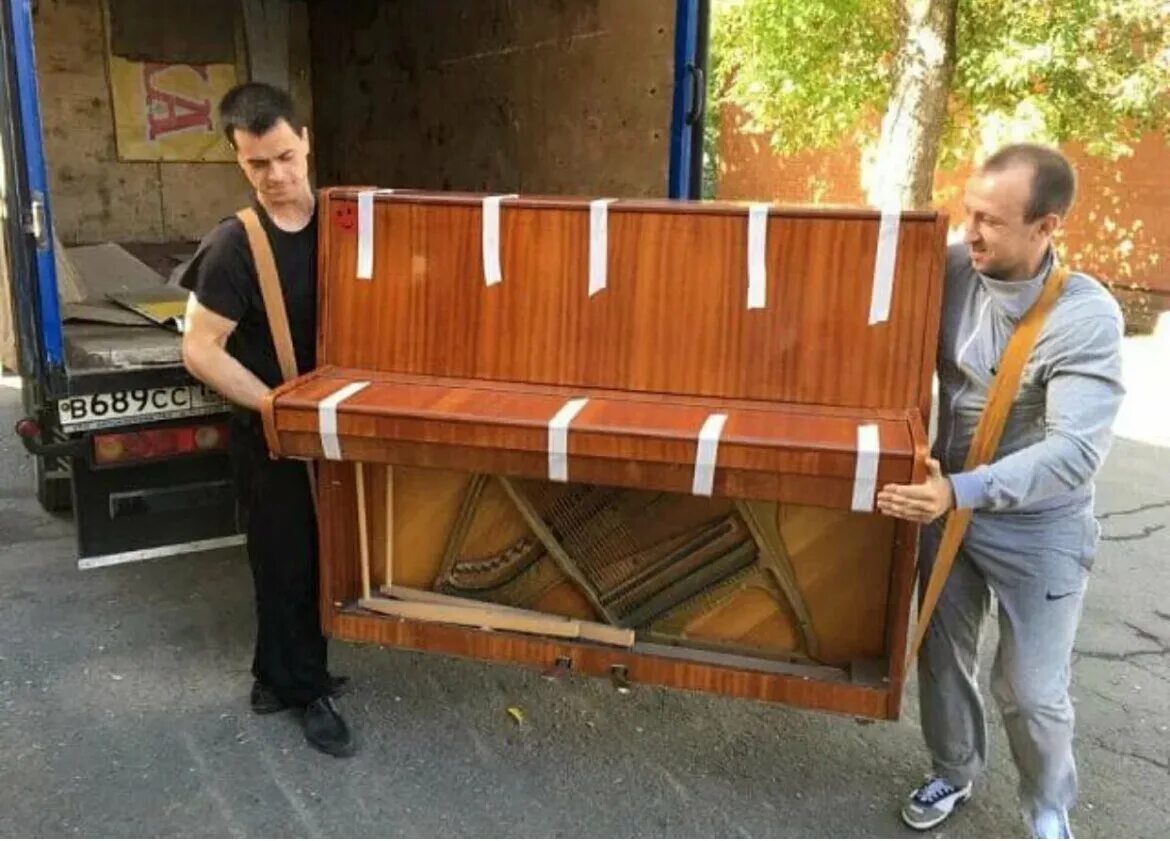 переноска рояля. перевозка фортепиано. грузчики пианино. переноска пианино. грузчики рояль.