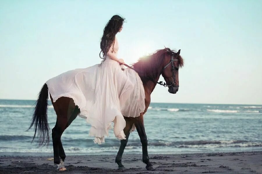 Брюнетка скачет. Девушка на коне. Девушка с лошадью. Фотосессия с лошадью в платье. Красивая девушка на лошади.