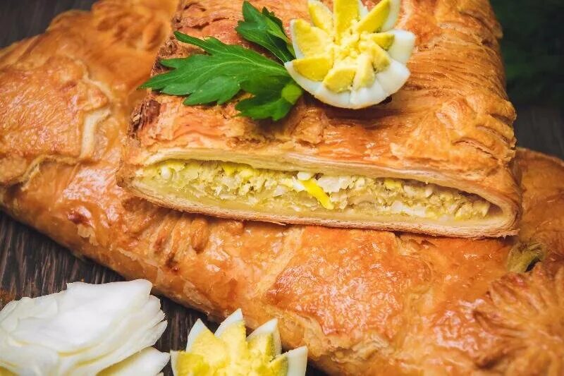 Слоеный пирог с капустой и яйцом. Капустная кулебяка. кулебяка с капустой и яйцом. талурианская кулебяка. пирог кулебяка с капустой.
