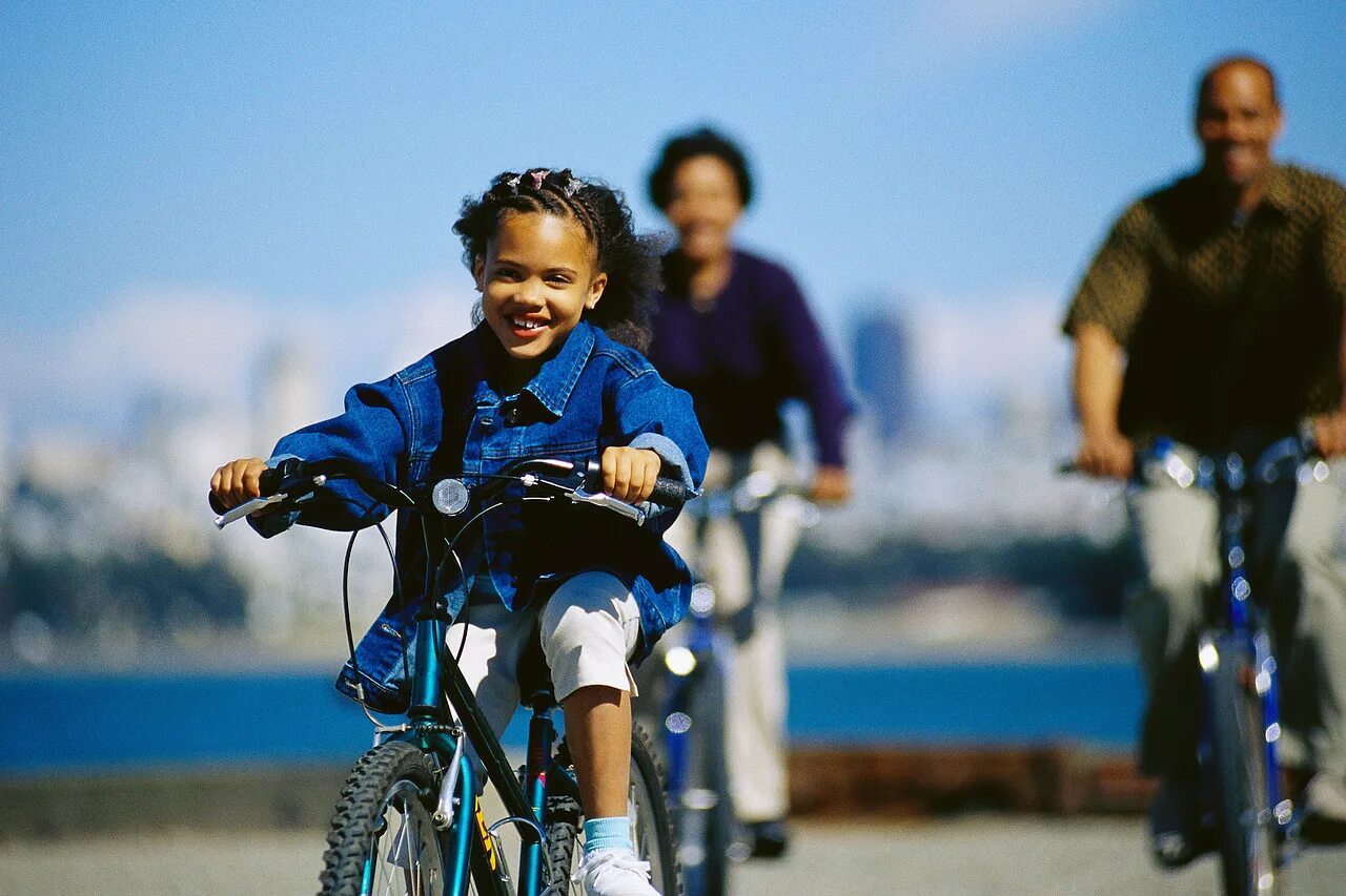 Какой велосипед выбрать для девочки. Какой велосипед выбрать для 8 летнего мальчика. Велосипед у дома. Parents and children on the Bike. Какой велосипед подойдет для мальчиков и девочек.