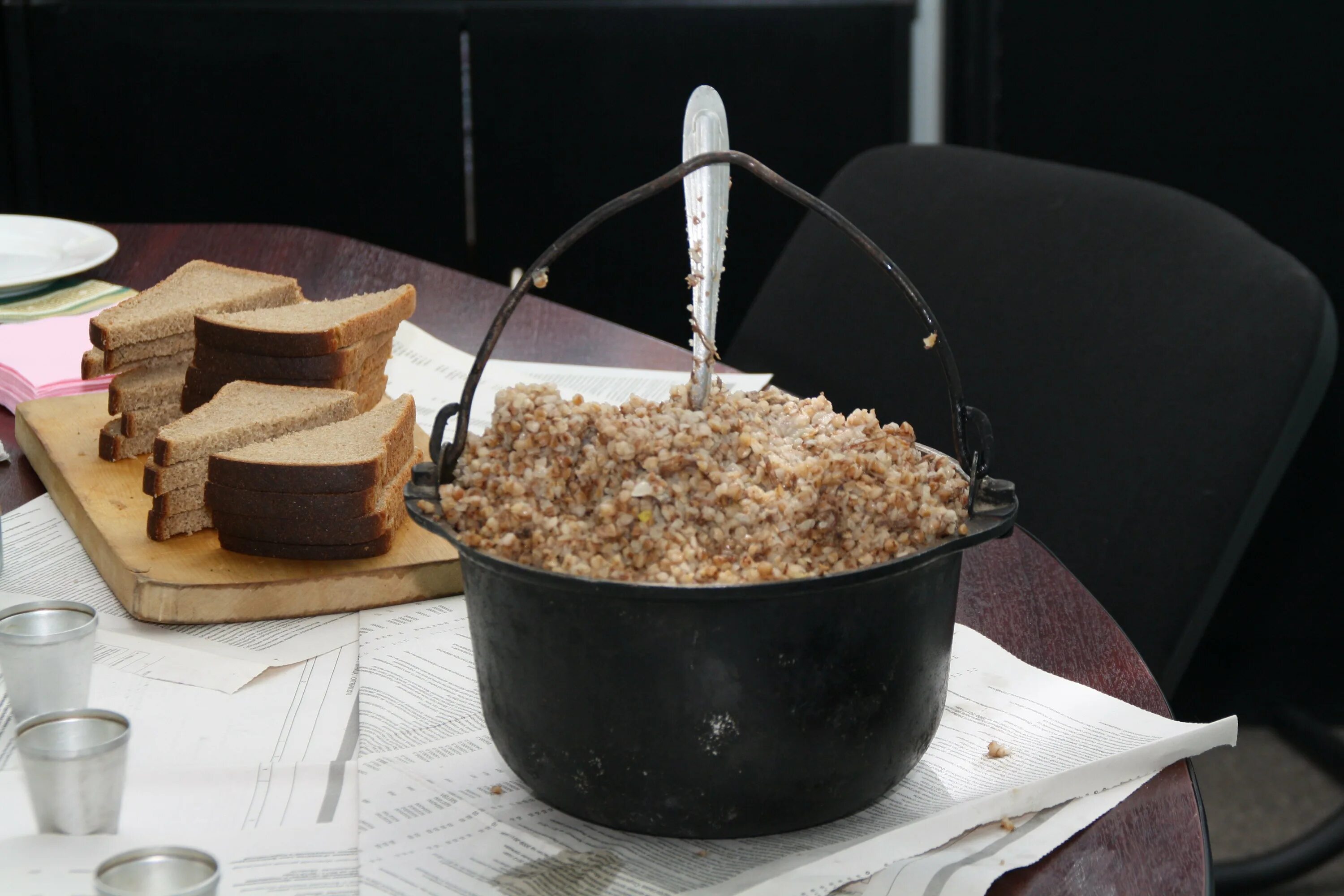 Каша солдатская гречневая полевая. Полевая кухня армейская гречневая каша. Гречка с тушенкой полевая кухня. Полевая кухня армейская солдатская каша. Солдатская каша двгупс.