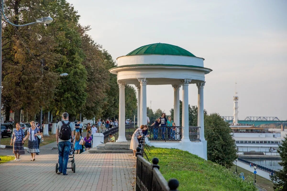 Ярославль набережная. Ярославль люди на набережной. Прогулочная набережная Ярославль. Набережная Ярославля площадь. Инди ярославль