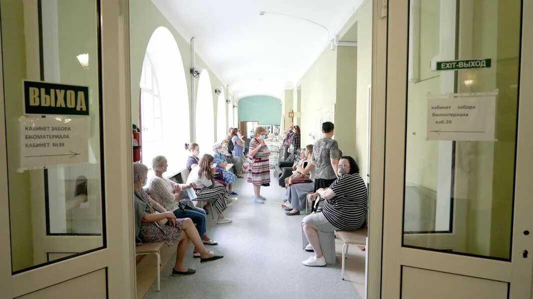 Комната очередь. Очередь к врачу. очередь в больнице. женская очередь в больнице. женщины в очереди в больнице.