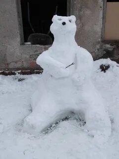 Медведь из снега