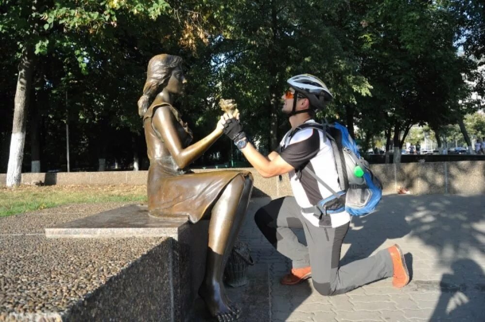 Пушкинская улица ростов. Красивые девушки ростов на дону. Ростовский каток. Ростов набережная. Ростовский памятник ростовчанке.