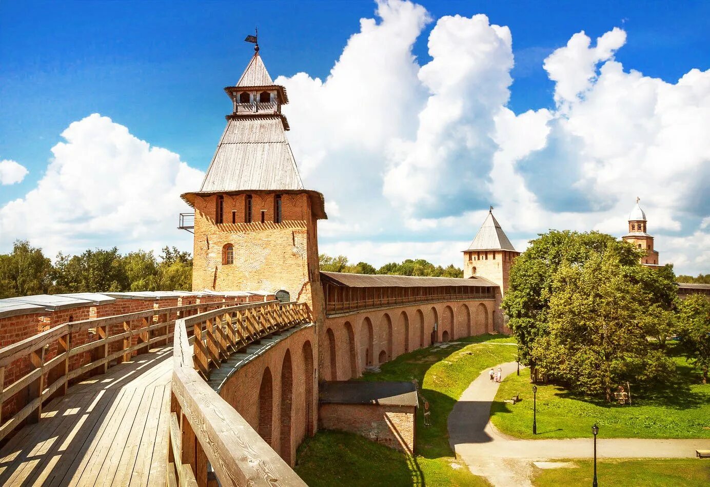 Новгородский Детинец Великий Новгород. Новгородский Кремль Детинец. Новгородский Детинец достопримечательности Великого Новгорода. Великий Новгород достопримечательности Детинец. Тур новгород псков