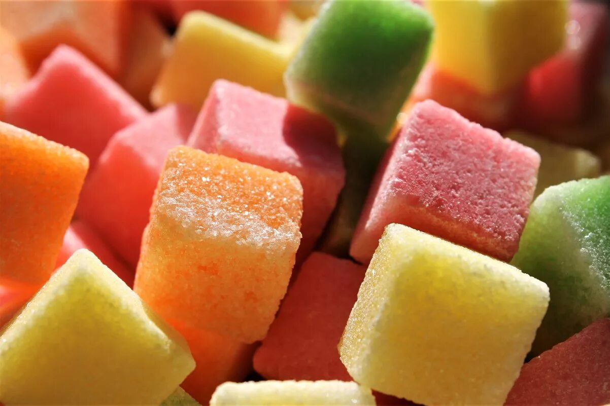 сахарные кубики. декор цветным сахаром. десерт с цветным сахаром. сахар разноцветный кусковой. цветной сахар.