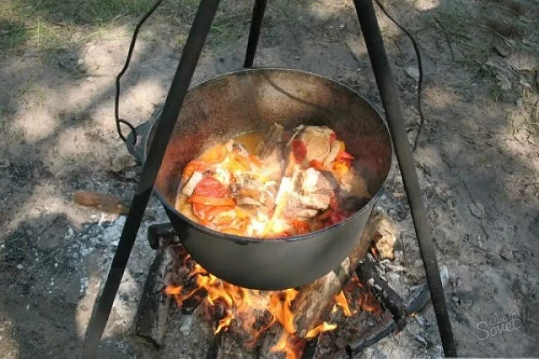 Шулюм на костре в казане. Шулюм из баранины в казане на костре. Шулюм из свинины в казане на костре. Шулюм в Казани на костре.