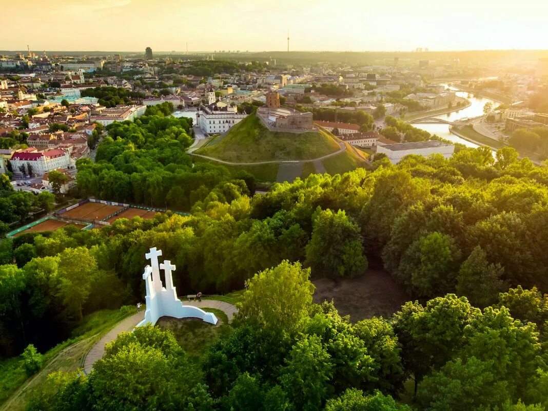 Парк Гедимина Вильнюс. Вильнюс вид с горы Гедимина. Три Креста Вильнюс. Смотровая площадка Вильнюс. Город на 3 холмах