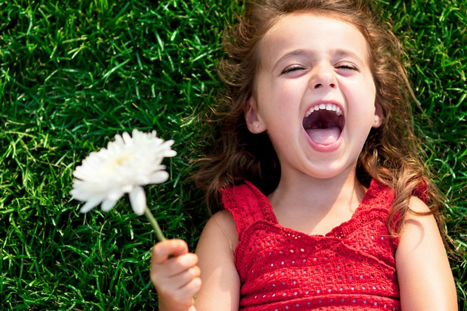 Эмоции детей в детском саду. Дети с цветными ладошками. Ребенок в восторге. Яркие эмоции ребенка. Восхищённый ребёнок.