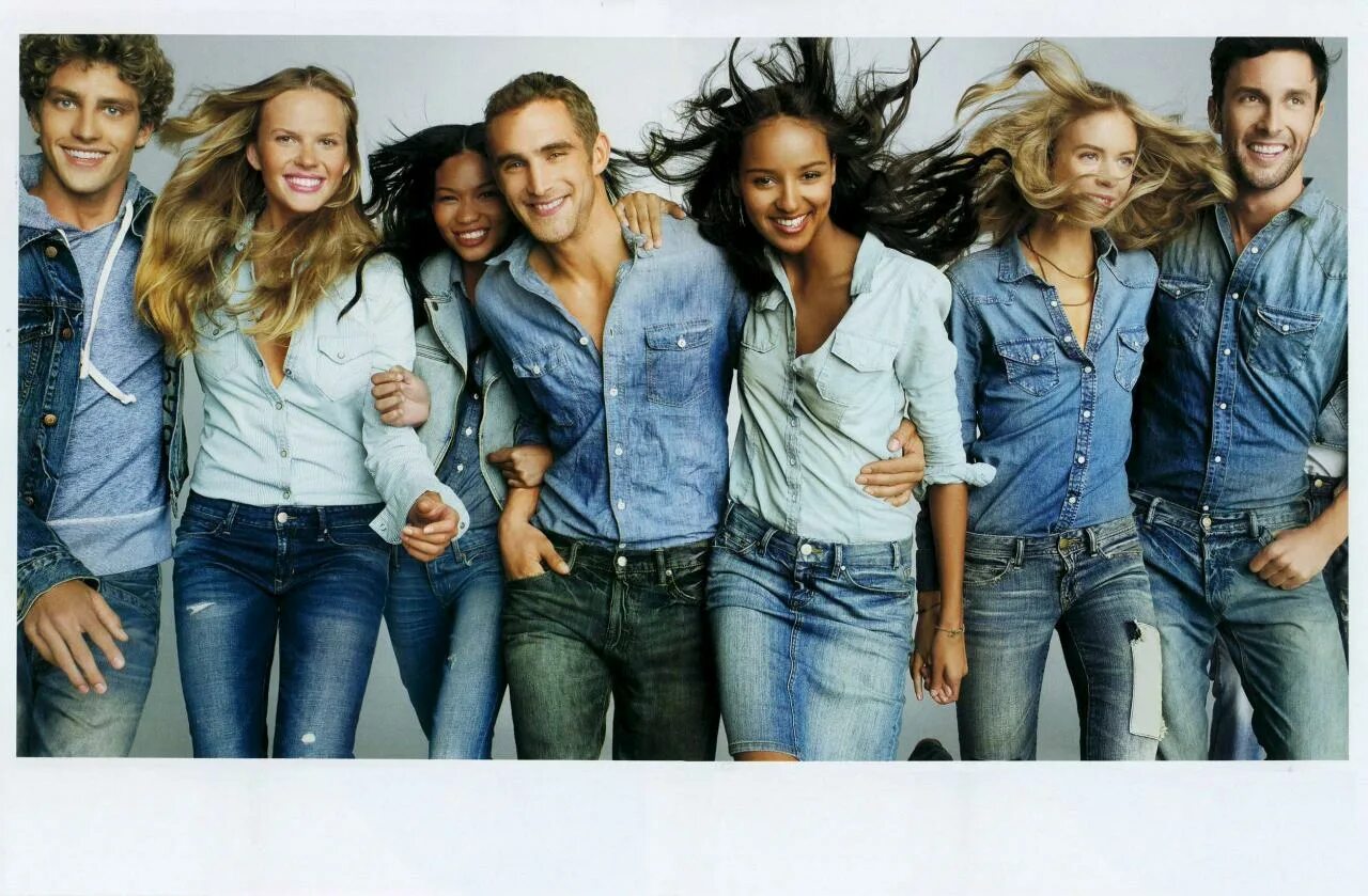 Моделями других производителей. Фотосессия в джинсах. Джинсовый стиль в одежде. Вечеринка в джинсовом стиле. Молодежь в джинсовой одежде.