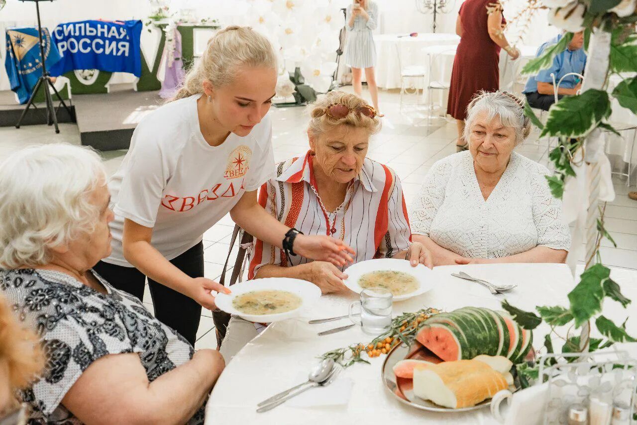 Социальные путевки пенсионерам москвы. Пенсионеры в кафе. Пенсионеры в санатории. Вечеринка пожилые люди. Обед пенсионера.