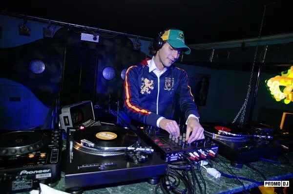 Dj set club. Dj set club. Dj vint а. Диджей-сетов сергея лещенко. Пульт диджея.