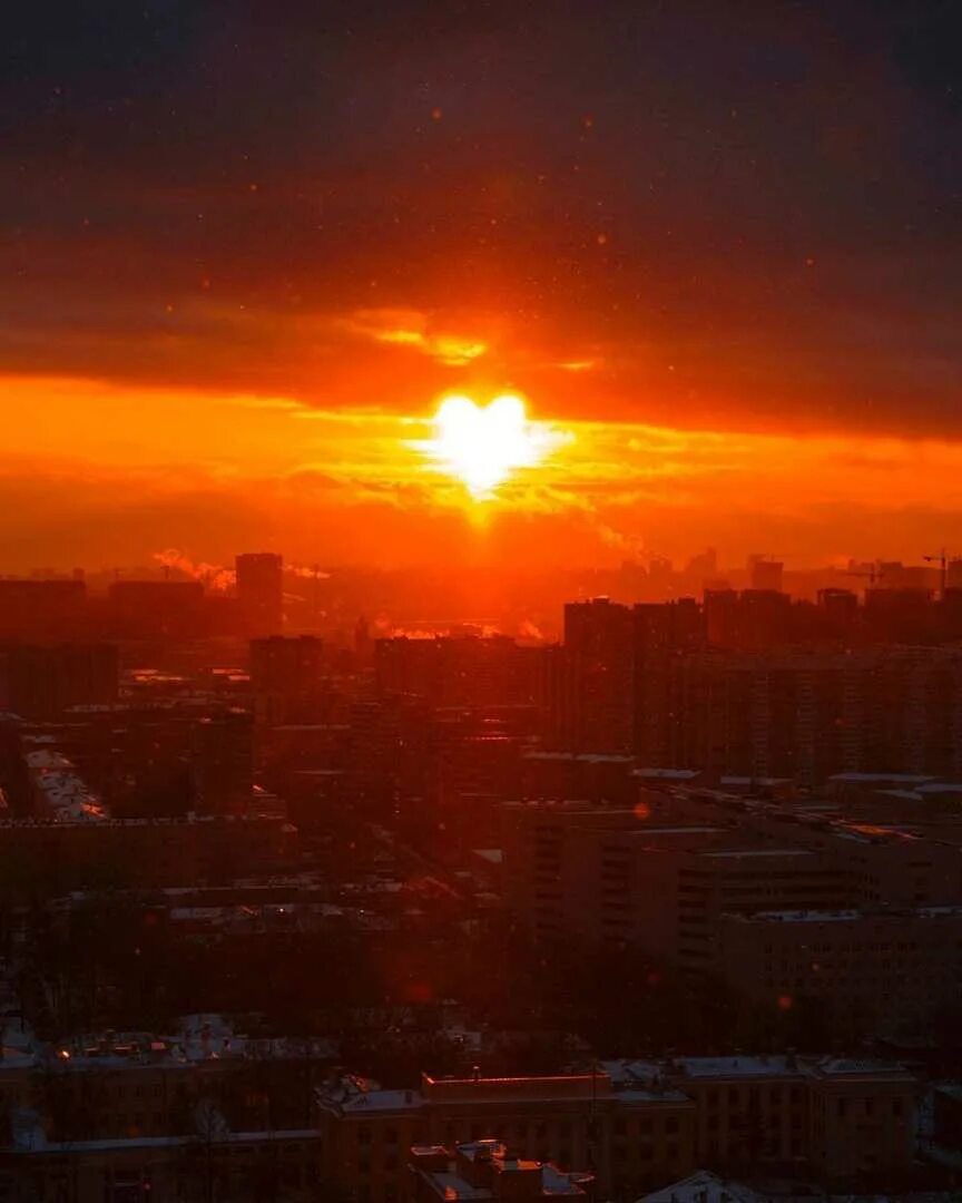 Заход черкесск. Пылающий закат. Красивый закат в Москве. Самый красивый закат в Москве. Пылающий рассвет.