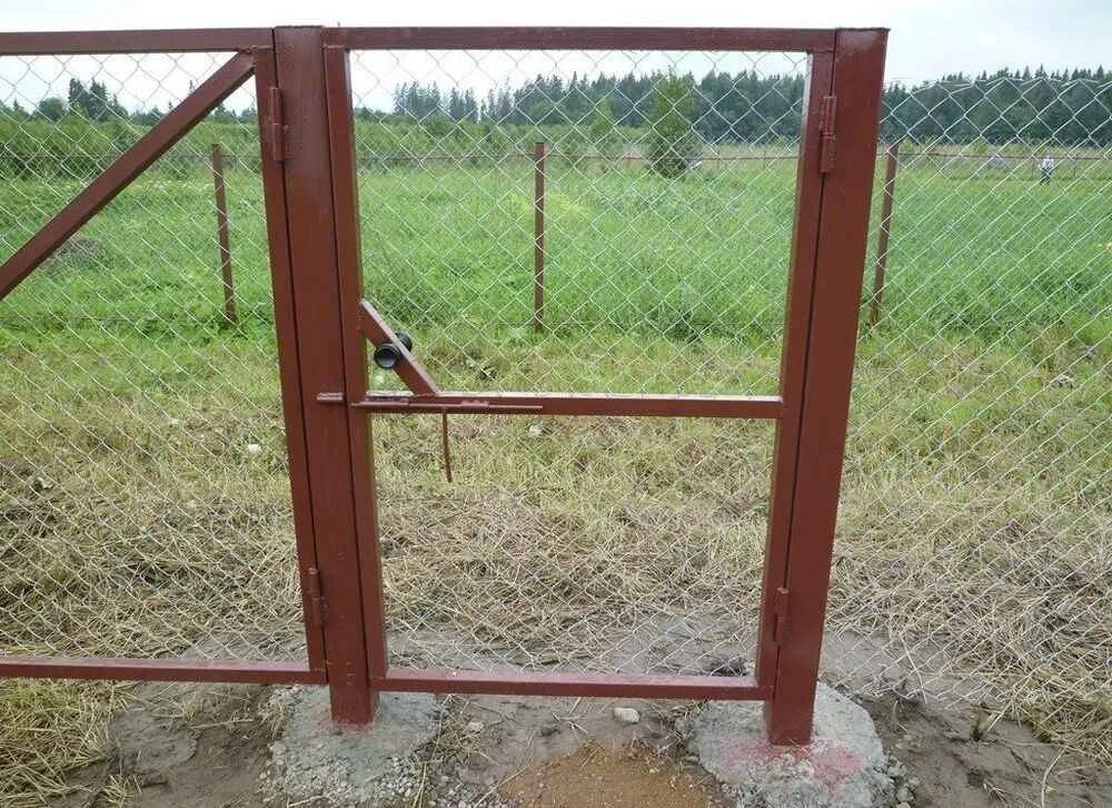 Калитка сам. Каркас для калитки из профиля. калитка на даче из профиля. каркас ворот. калитка из рабицы.