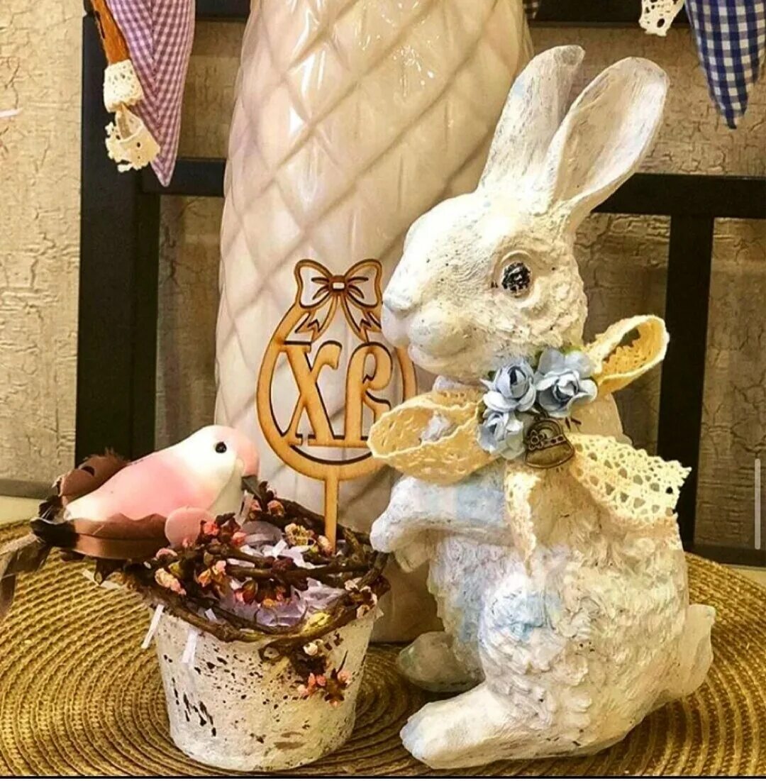 заяц fix price. статуэтка кролик из fix price. заяц из фикс прайса. пасхальный кролик декор. заяц из вторичных материалов.