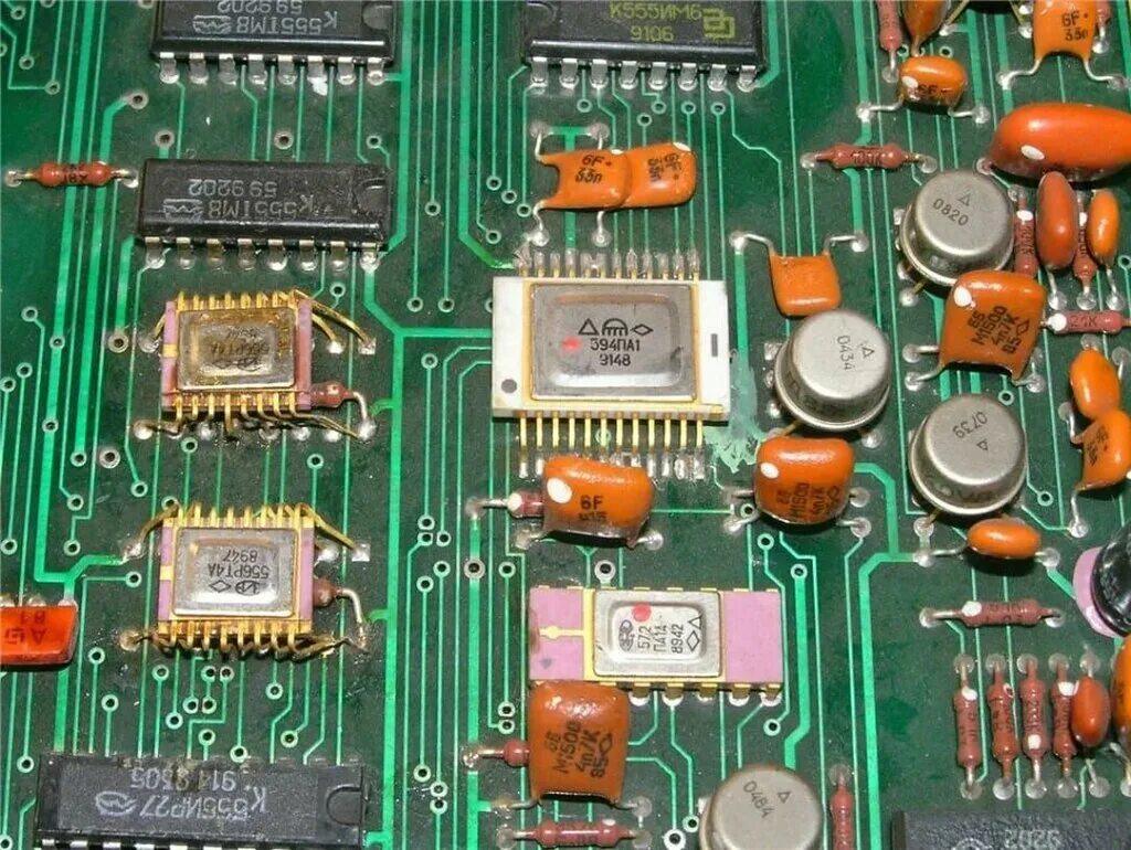 Микросхемы позолоченные. Кристалл 70 атс. Следы на плате. Старые микросхемы. Телевизионные платы на лом.