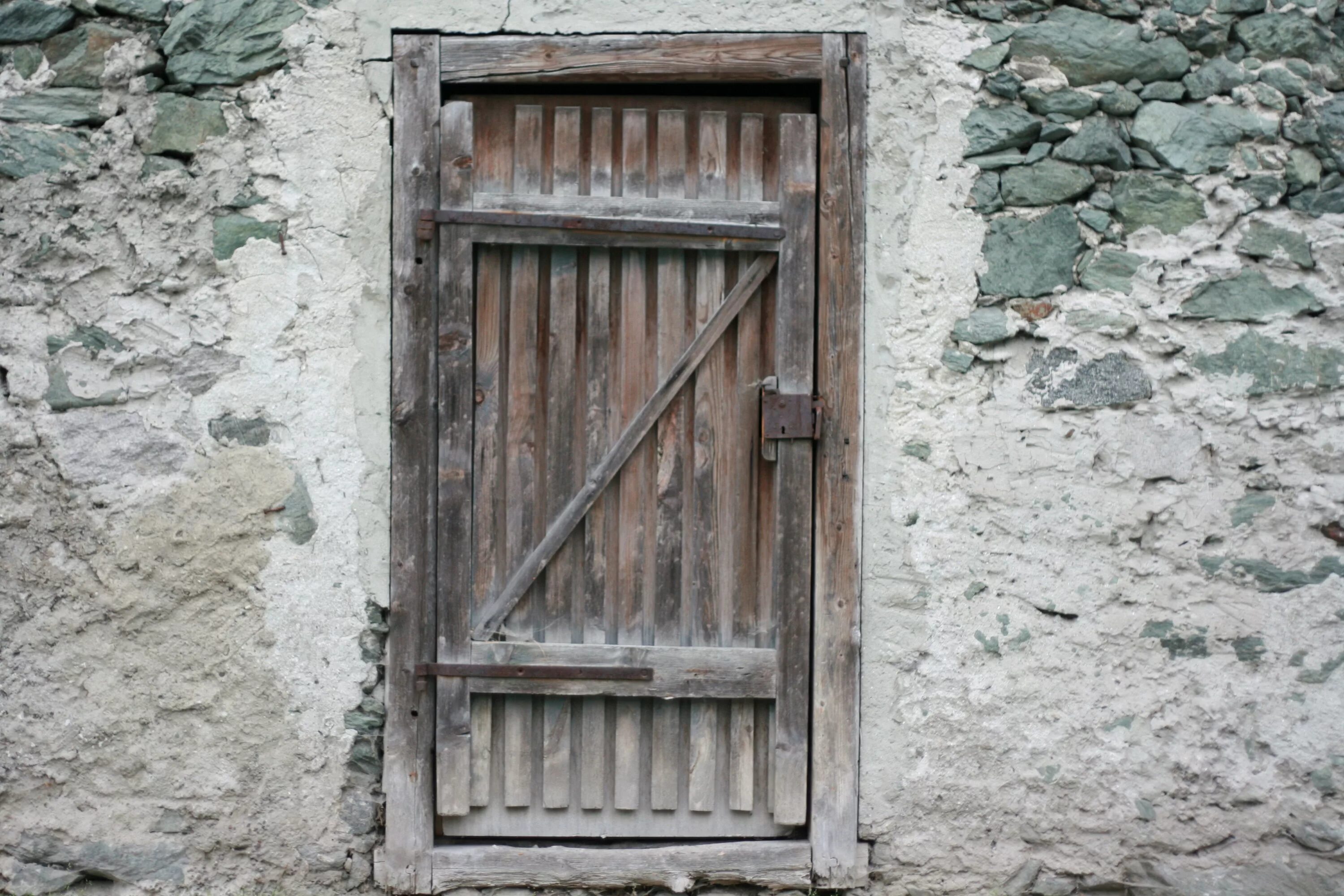Старая дверь. Старинная дверь. Деревянная дверь. Старинная деревянная дверь.