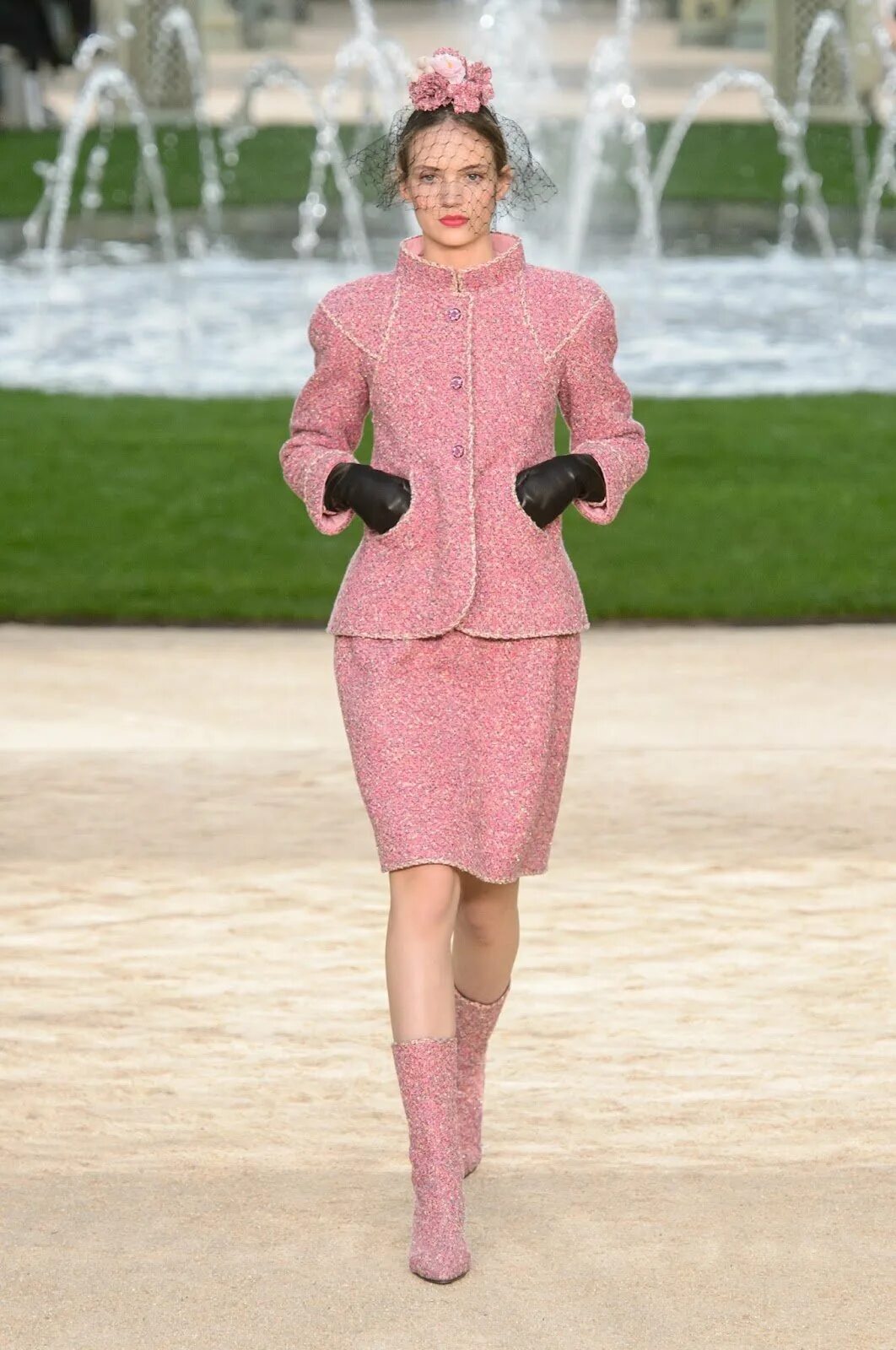 Розовый костюм с юбкой. Шанель от Кутюр 2018. Твидовый костюм Chanel. Розовый твидовый костюм Chanel.