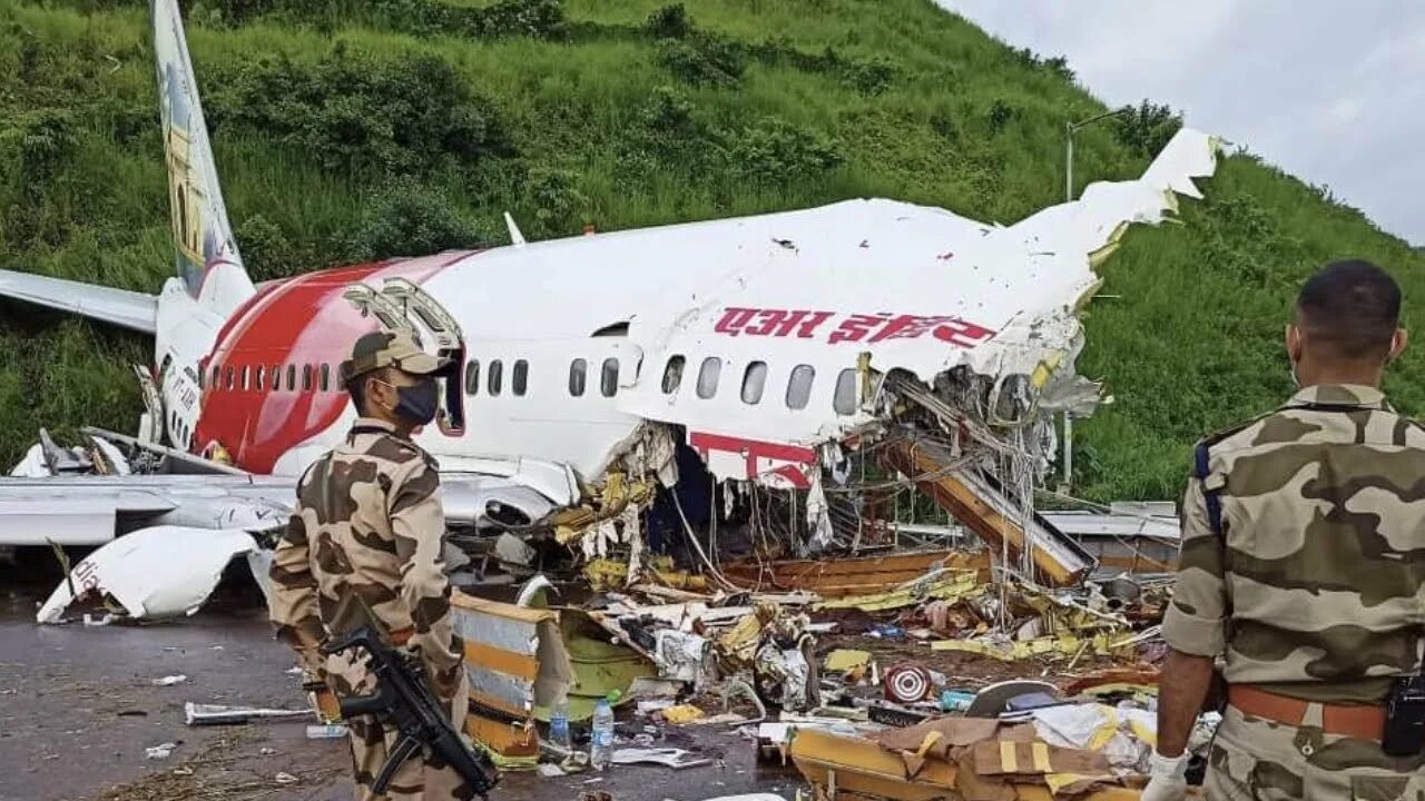 Самолеты потерпевшие аварию. Boeing 747 Air India катастрофа. Авиакатастрофы Боинга 737-800 Air India.