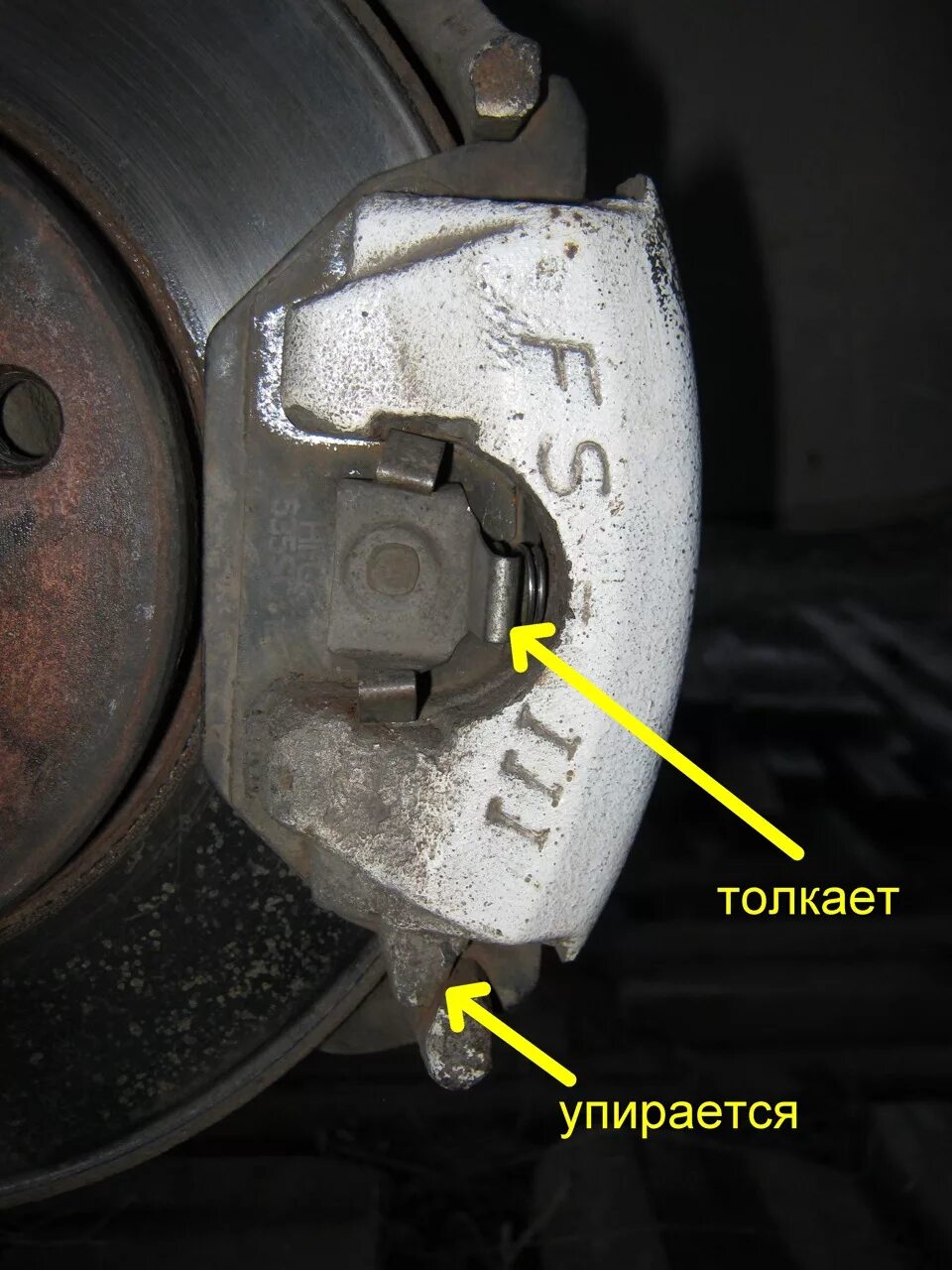 Поло седан суппорта fs3. Колодки на Volkswagen Polo суппорт fs3. Тормоза fs3 колодки. FS-III суппорта гремят колодка. Стучат тормозные