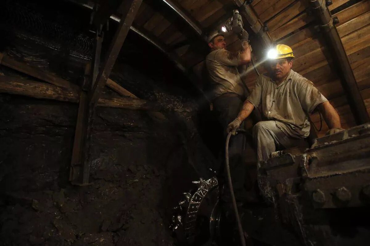 Проходчик горных выработок. Шахтер в шахте. Шахтер проходчик. Шахтер в забое. Уголь в шахте.