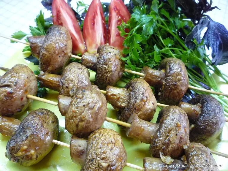 Шашлычок из шампиньонов на шпажках. Шашлык с грибами шампиньонами. Шашлык из шампиньонов в духовке. Шашлык из шампиньонов в духовке. Грибы на шпажках в духовке.