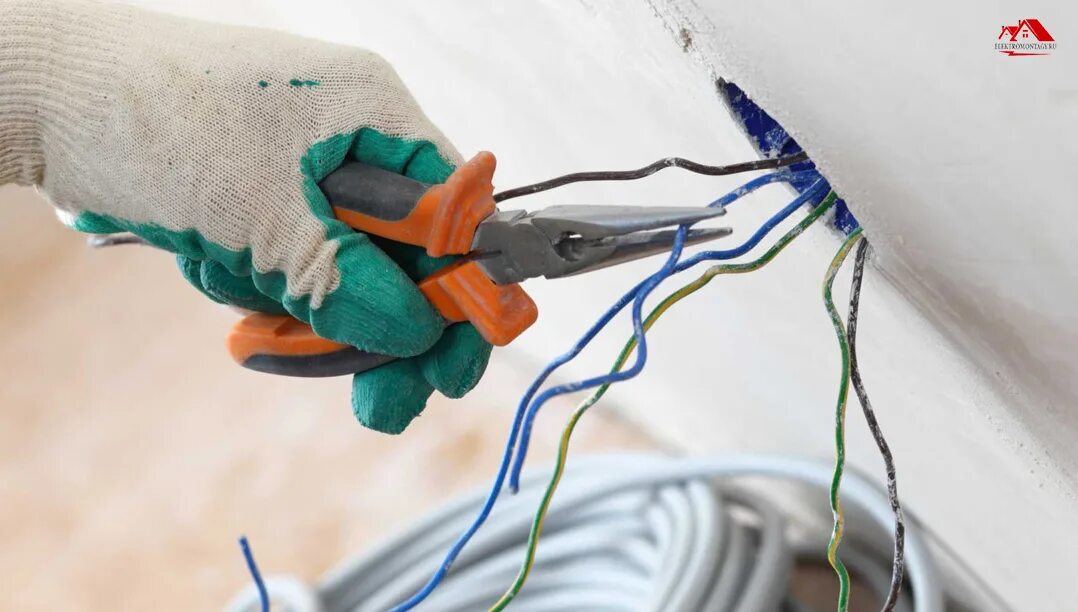 Электрика в доме. Электропроводка в панельном доме. Электрика в квартире. Прокладка электропроводки в квартире. Электромонтаж в доме.