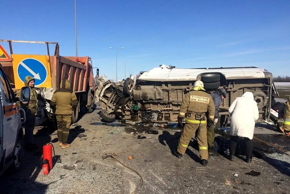 Дтп камаз ростовская обл. На трассе ростов дон авария с фурой. Авария на трассе м4 дон в ростовской области сегодня. Дтп трасса ростов сегодня. Дтп трасса ростов сегодня.