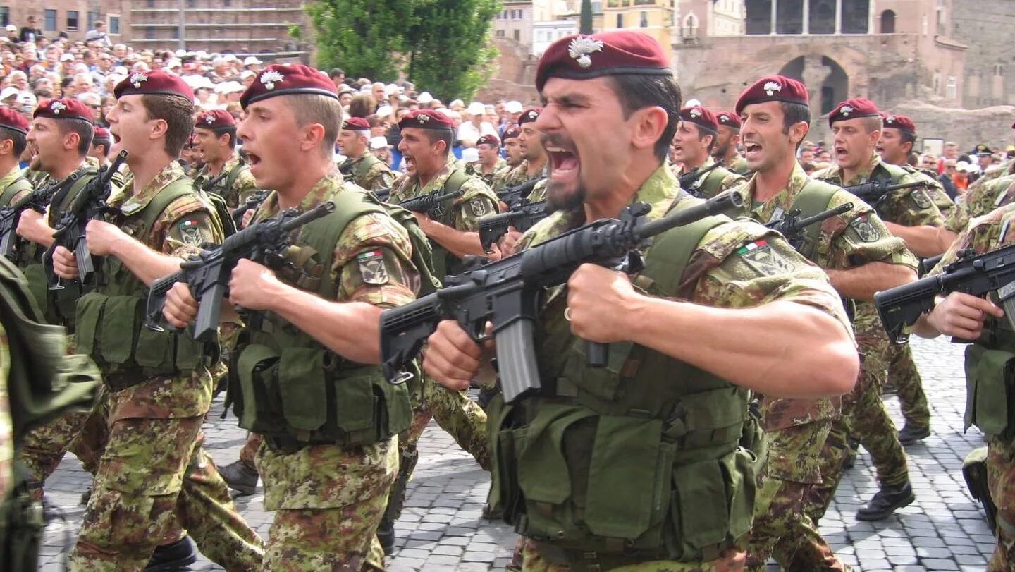 Italy military. Итальянские войска. Italy military. Солдаты италии. Итальянские десантники полка карабинеров.