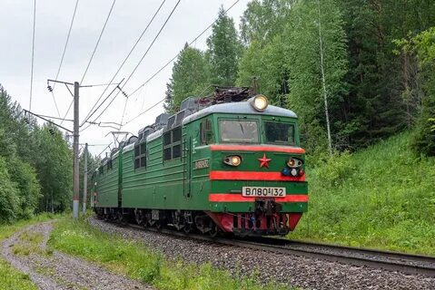 Грузовой поезд состоит из локомотива