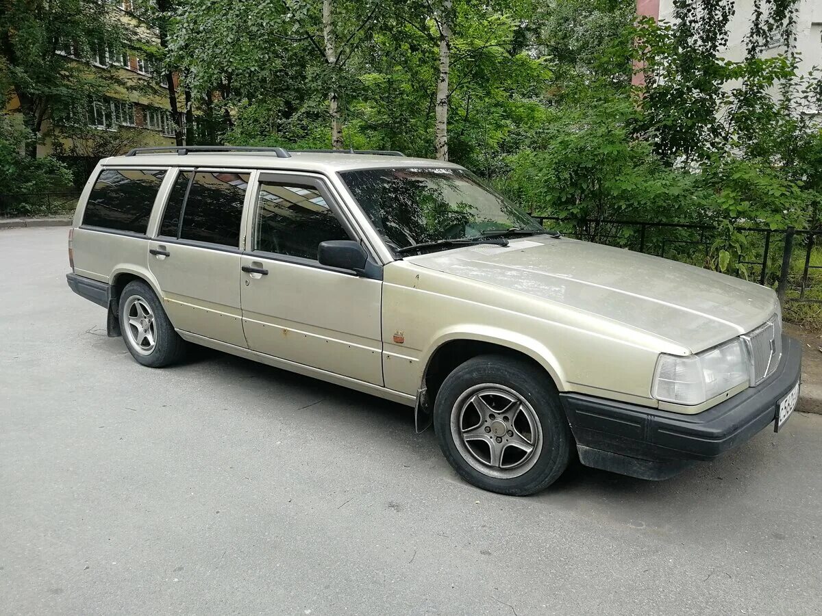 Продажа универсалов россии. Volvo 940 1995 универсал. Volvo 940 универсал. Вольво 940 универсал красный. Вольво универсал 1995.