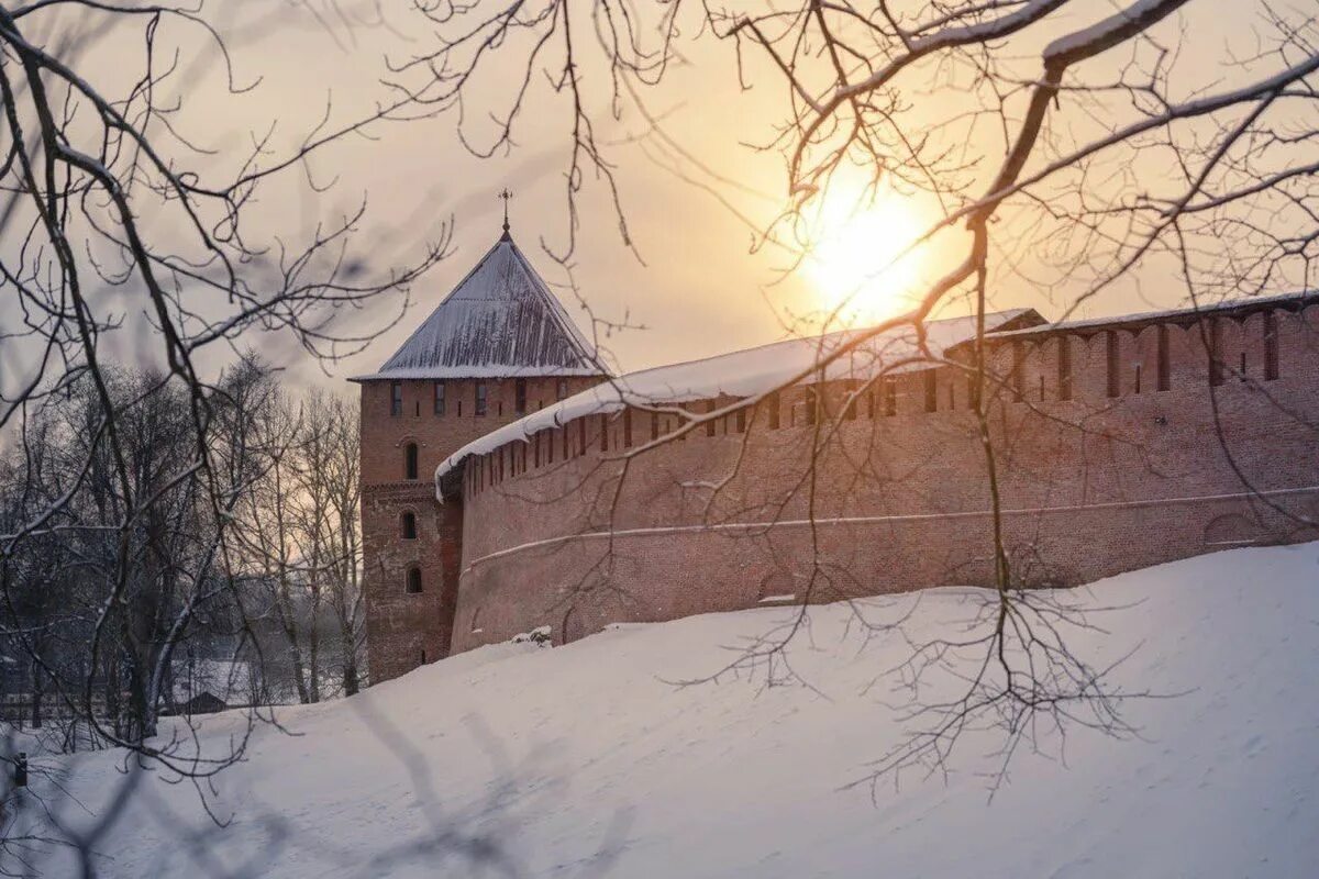 Великий Новгород стена Кремля. Кремлевская стена в Великом Новгороде. Стена Новгородского Кремля. Стены Кремля в Великом Новгороде. Великая кремлевская стена