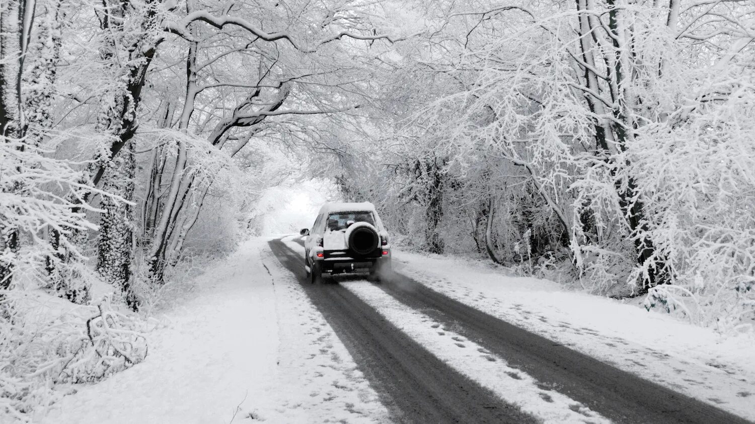 Как ехать в снегопад. Как ехать в снегопад. Как ехать в снегопад. Пробка на дороге зима. Сильный снегопад.